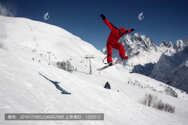 滑雪板在山區(qū)飛行