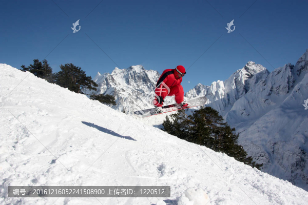滑雪板在山區(qū)飛行