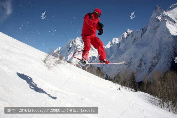 滑雪板在山區(qū)飛行