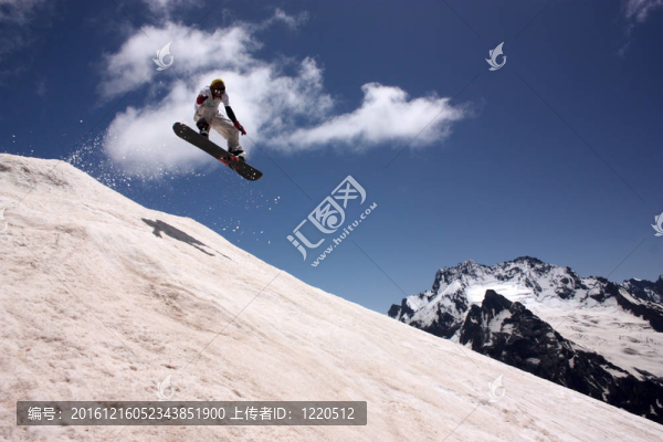 滑雪板在山區(qū)飛行