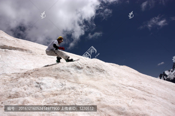 滑雪板在山區(qū)飛行