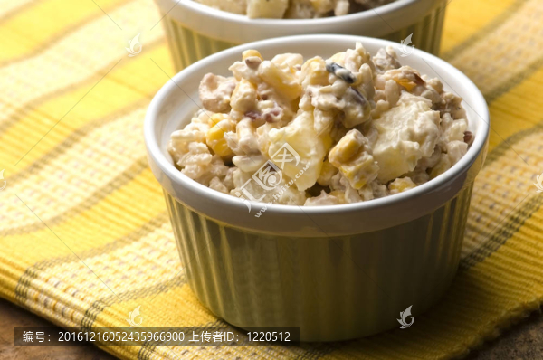 沙拉玉米；菠蘿；堅(jiān)果和米飯