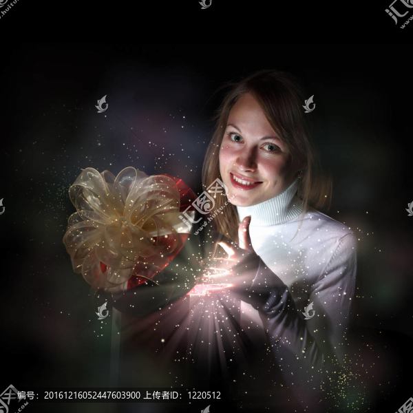帶禮物盒的年輕漂亮女人