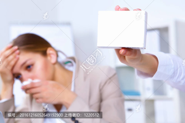 辦公室里抱著一包藥的婦女