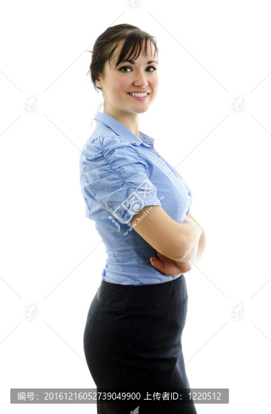 穿藍(lán)色上衣的婦女，胳膊交叉；白色