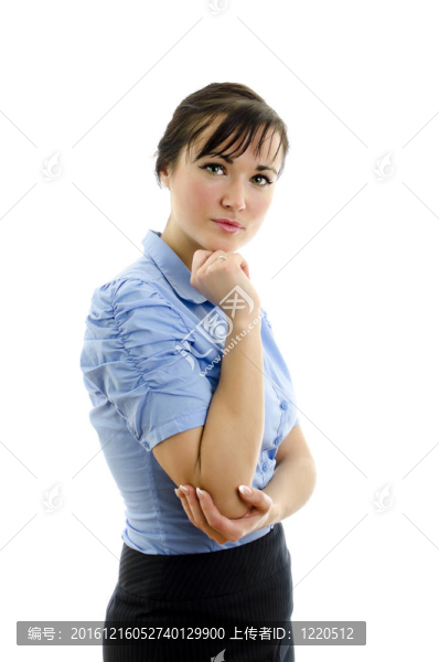穿藍(lán)色上衣的婦女，胳膊交叉；白色