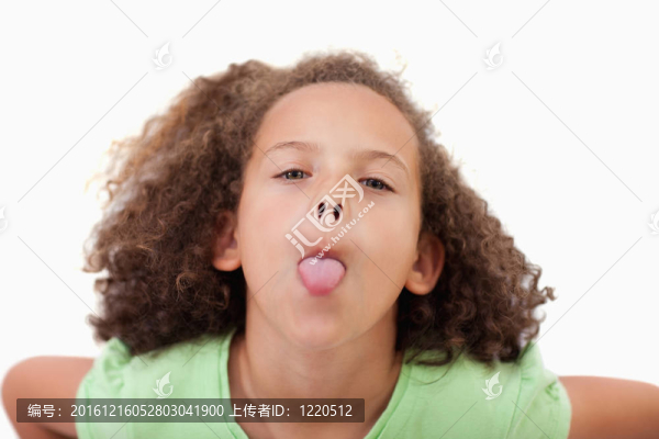 可愛的女孩伸出舌頭