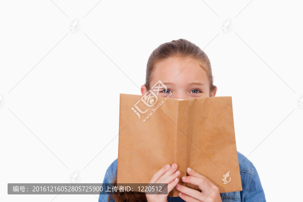 躲在書后面的女孩