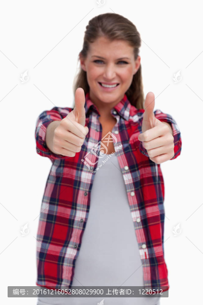 一個豎起大拇指，幸福的女人肖像