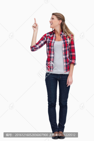 一個微笑的女人指著復(fù)制空間的肖像