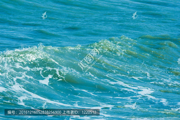 的轉(zhuǎn)動(dòng)著海浪