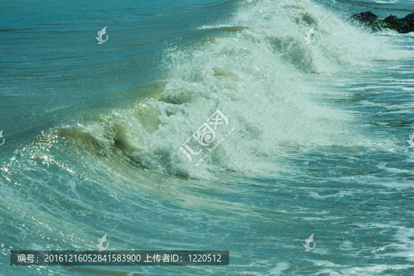 的轉(zhuǎn)動著海浪