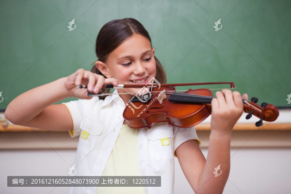 女生拉小提琴