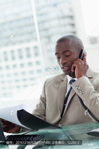 一個(gè)嚴(yán)肅的企業(yè)家打電話而REA的肖像