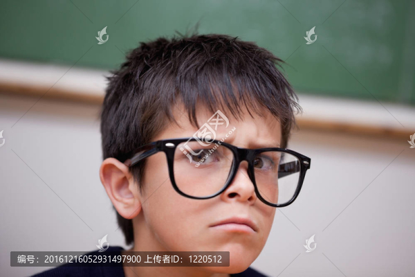 一個嚴肅男生的特寫