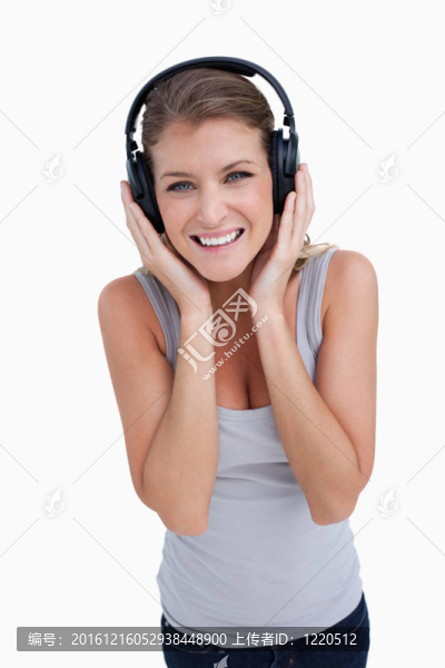 微笑女人聽音樂的肖像