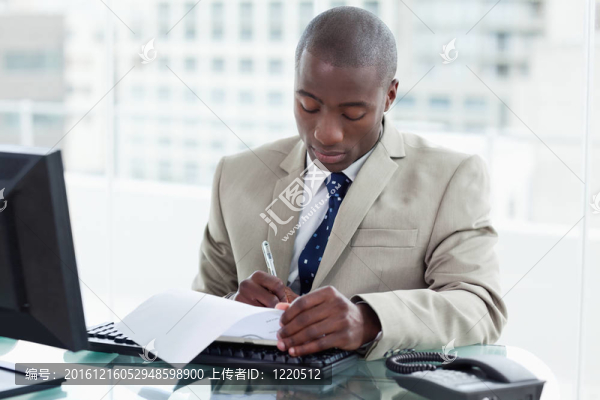 年輕企業(yè)家簽署文件