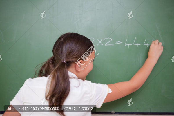 女學(xué)生寫(xiě)數(shù)字
