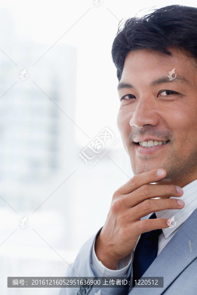 一位面帶微笑的上班族思維