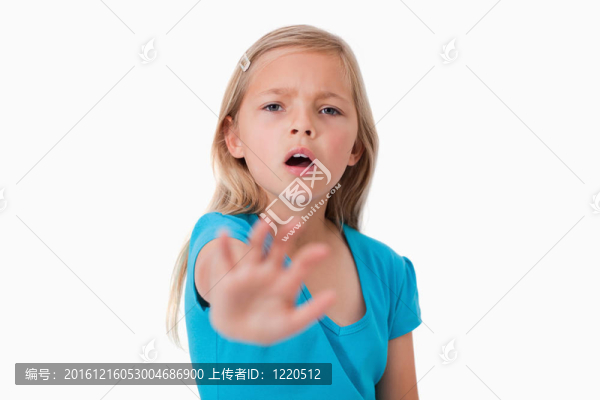 不開心的女孩說停下來用她的手