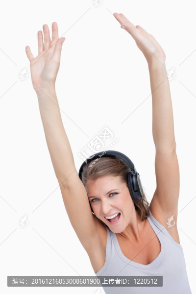 一個(gè)美麗的女人在聽音樂的同時(shí)跳舞