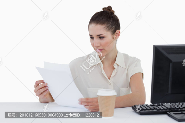集中的商人尋找一個(gè)文件