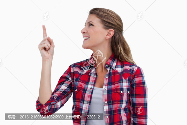 微笑的女人指著復(fù)制的空間