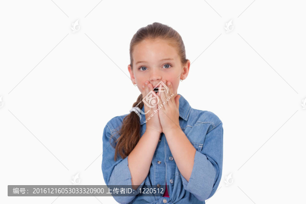 女孩害怕某事