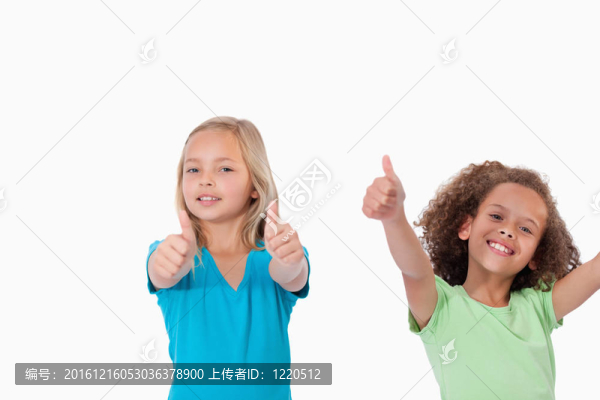歡快的女孩豎起大拇指