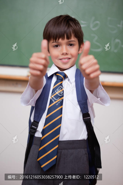 一個面帶微笑的小學生的畫像