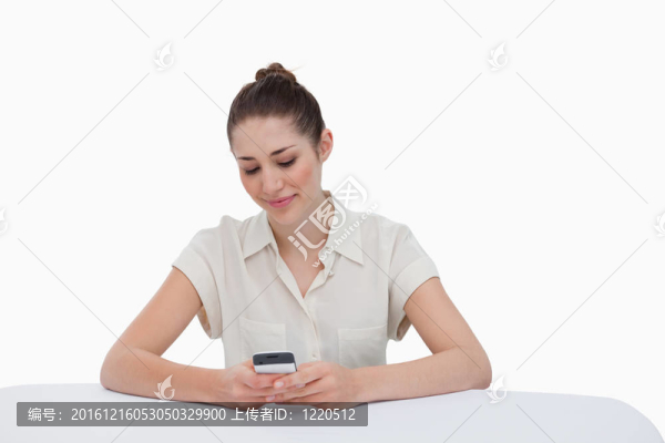 年輕的女商人寫短信