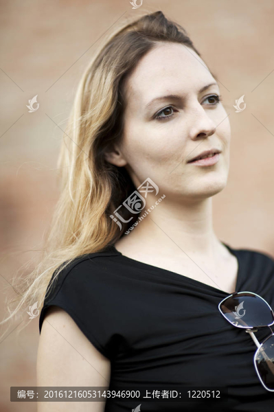 帶墨鏡的年輕漂亮女人