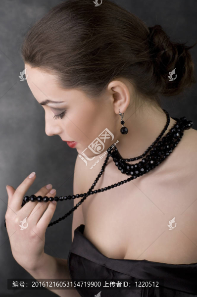 美麗的女人與珠子