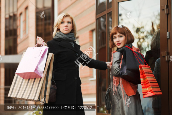 兩個帶購物袋的年輕婦女