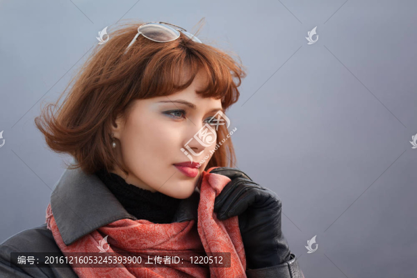 城市街道上的傷心女人