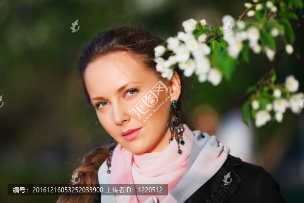 春天花園里的美女