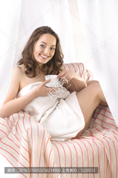 女孩用毛巾頭喝茶