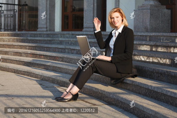 年輕的商人使用筆記本電腦