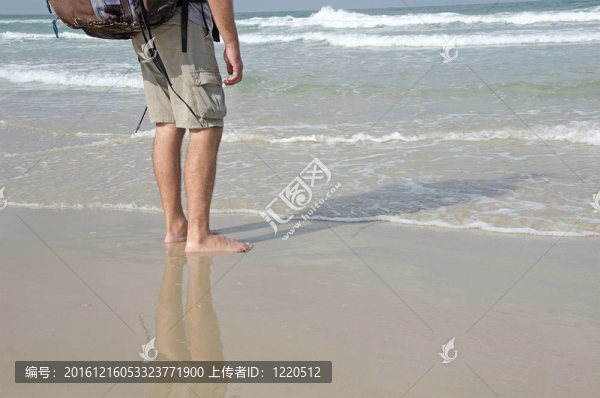 海灘背包旅行者