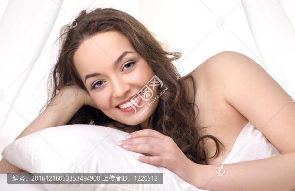睡在白色亞麻布上的女孩
