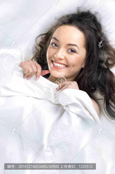 美麗女人睡在白色床上的肖像