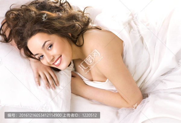 美麗女人睡在白色床上的肖像