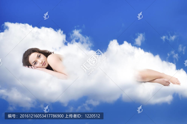 美麗的女人躺在云端
