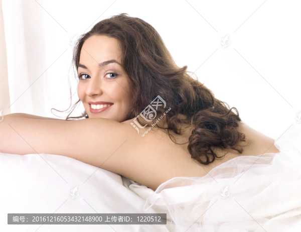 一個(gè)睡在枕頭上的女孩的肖像