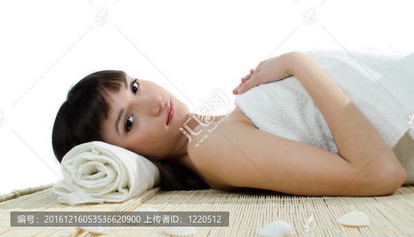 美麗的女孩在溫泉休息—