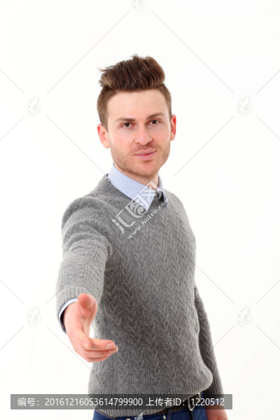 年輕人伸出援助之手