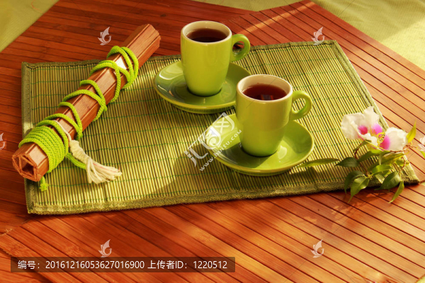 兩個綠色的杯子和碟子；綠色的T