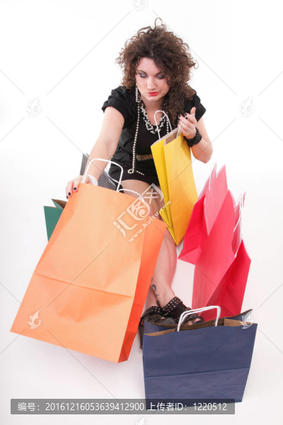 可愛的女人與購物袋