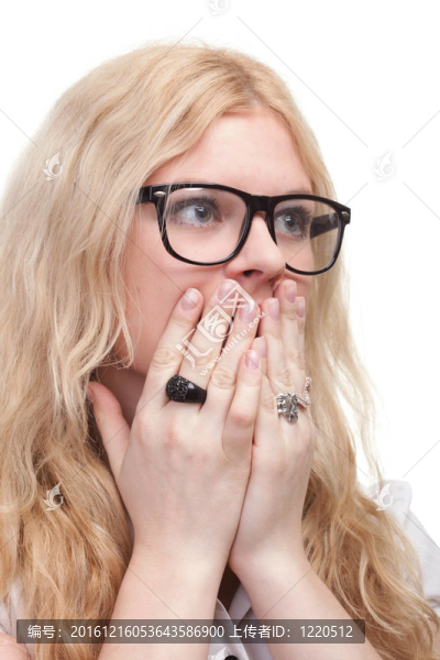 漂亮的女人手在嘴上