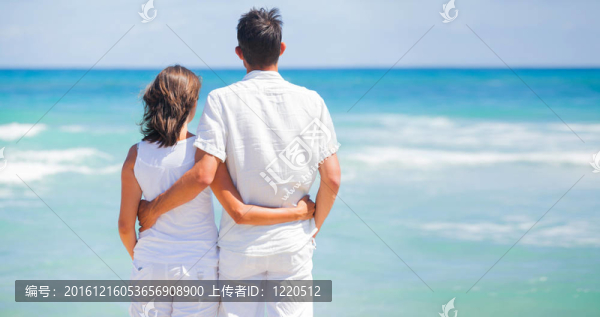 浪漫的年輕情侶一起在海灘上